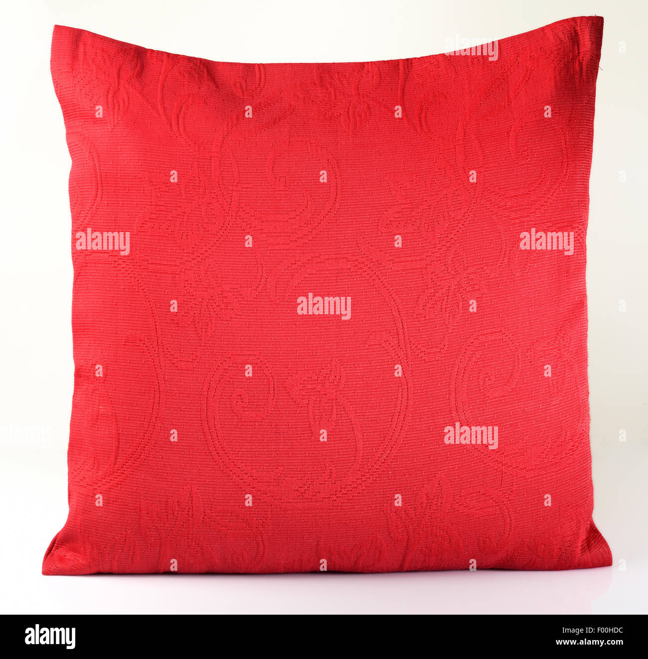 Almohada rojo sobre fondo blanco. Foto de stock