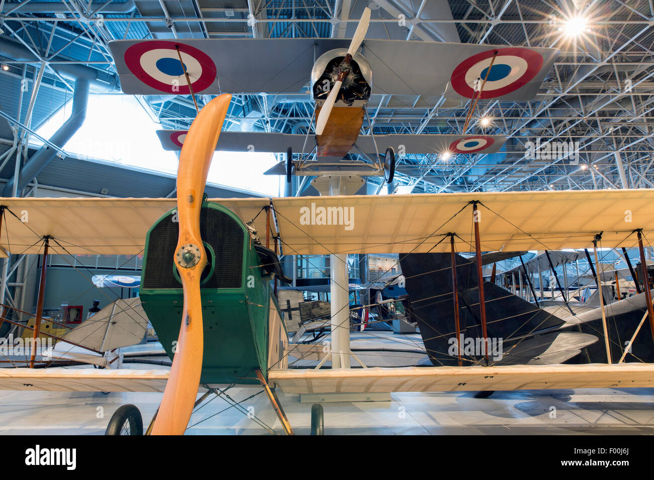 Ontario,Canadá, Ottawa, Canadá, la aviación y el Museo del Espacio, Nieuport 12 (arriba) y Curtiss JN-4 Canuk Foto de stock