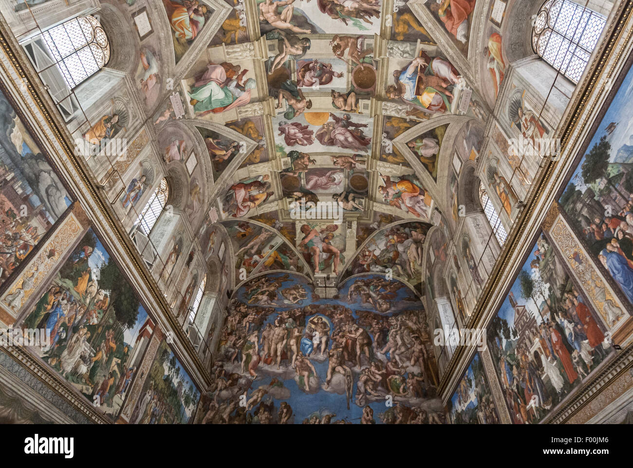 El techo de la Capilla Sixtina, pintada por Miguel Ángel. Los Museos del Vaticano, Ciudad del Vaticano, Roma, Italia Foto de stock