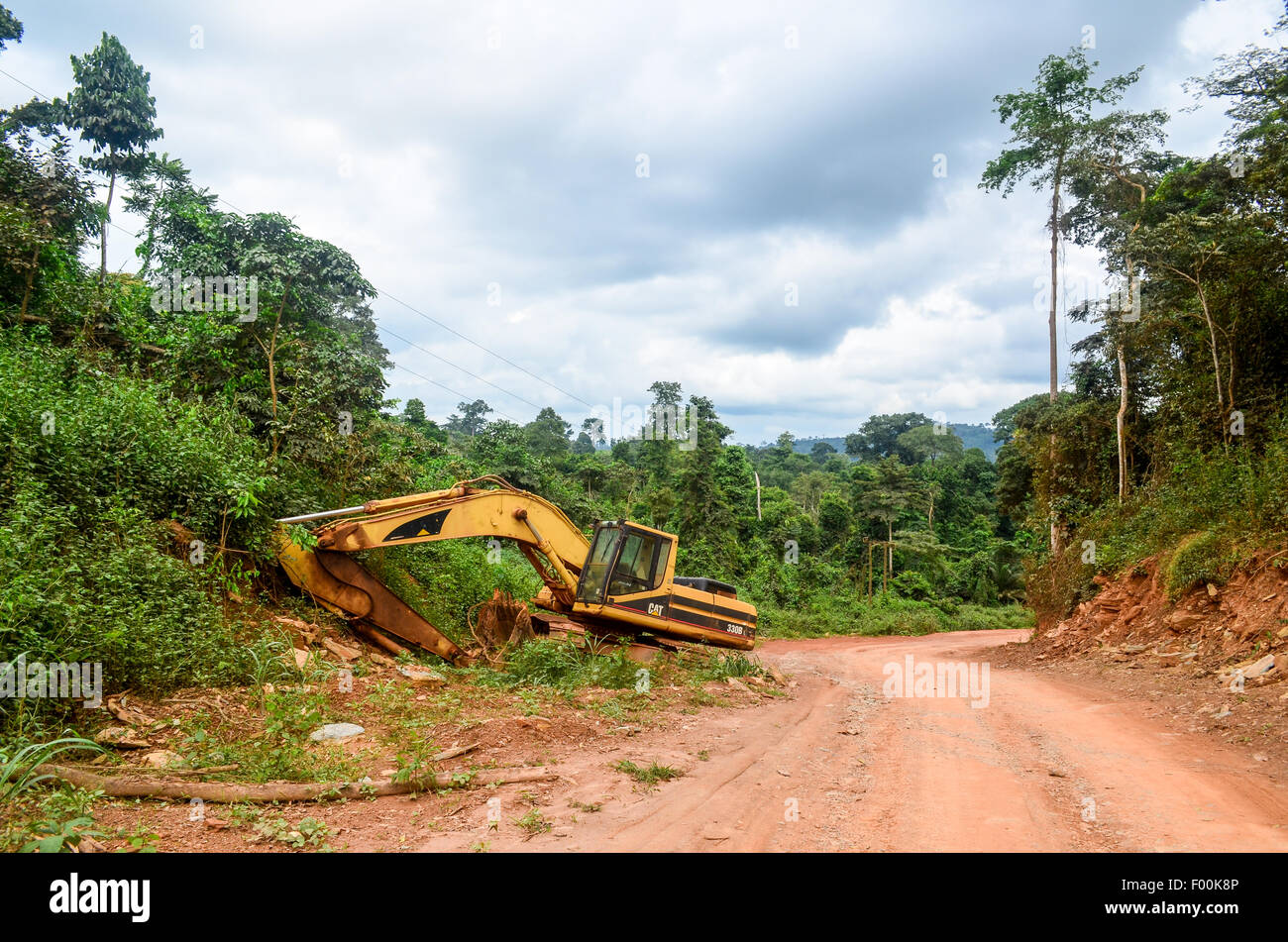 Excavadora abandonada al lado de un camino de tierra en las zonas rurales de Ghana Foto de stock