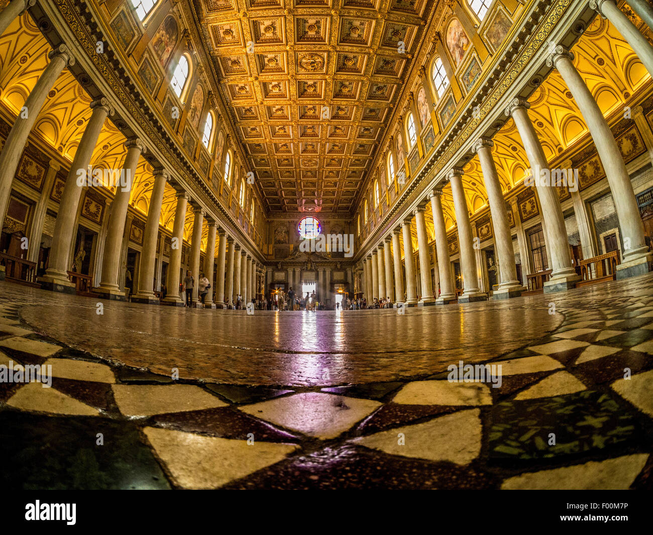 Lente de ojo de pez de piso de nave ornamentada y techo de la Basílica de Santa Maria Maggiore. Roma. Italia. Foto de stock