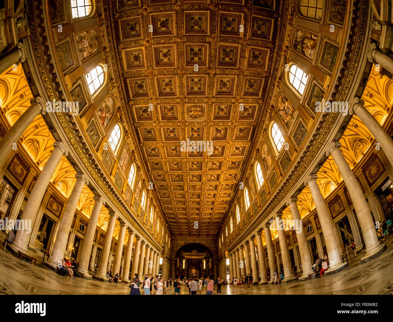 Lente ojo de pez shot de nave ornamentado suelo y techo de la Basilica di Santa Maria Maggiore. Roma, Italia. Foto de stock