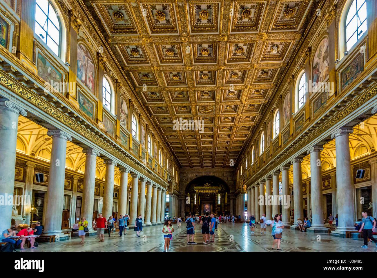 Nave ornamentado suelo y techo de la Basilica di Santa Maria Maggiore. Roma, Italia. Foto de stock