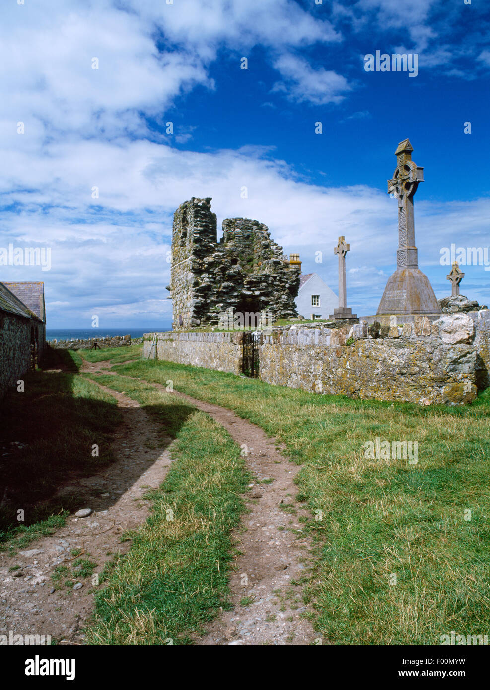 Trackway, cementerio y torre en ruinas de la Abadía de Santa María en n final de la isla Bardsey, Gwynedd. Fundada por AD1200 en un C6th sitio monástico Céltico. Foto de stock