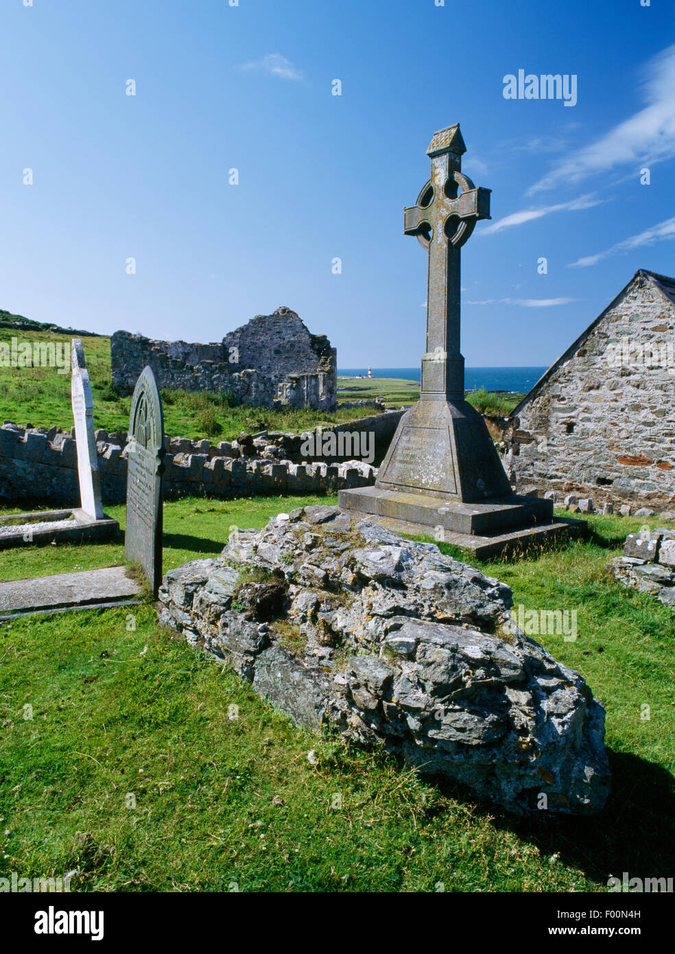 Abadía Bardsey cementerio con restos de la abadía y victoriana de estilo Celta memorial a los legendarios 20.000 santos dice ser enterrada en la isla. Foto de stock