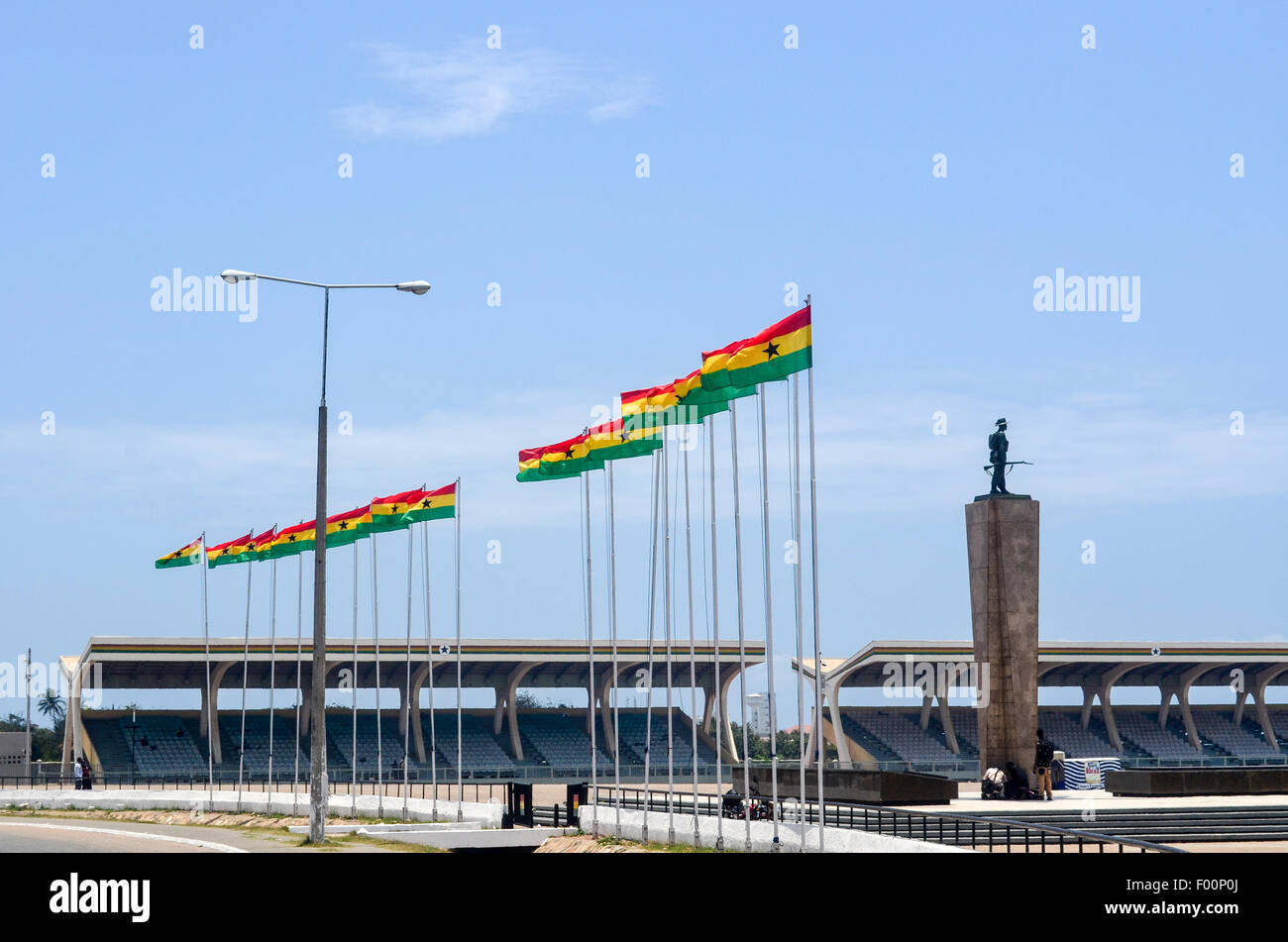Banderas de Ghana en la Plaza de la independencia y Black Star Gate en Accra, Ghana Foto de stock