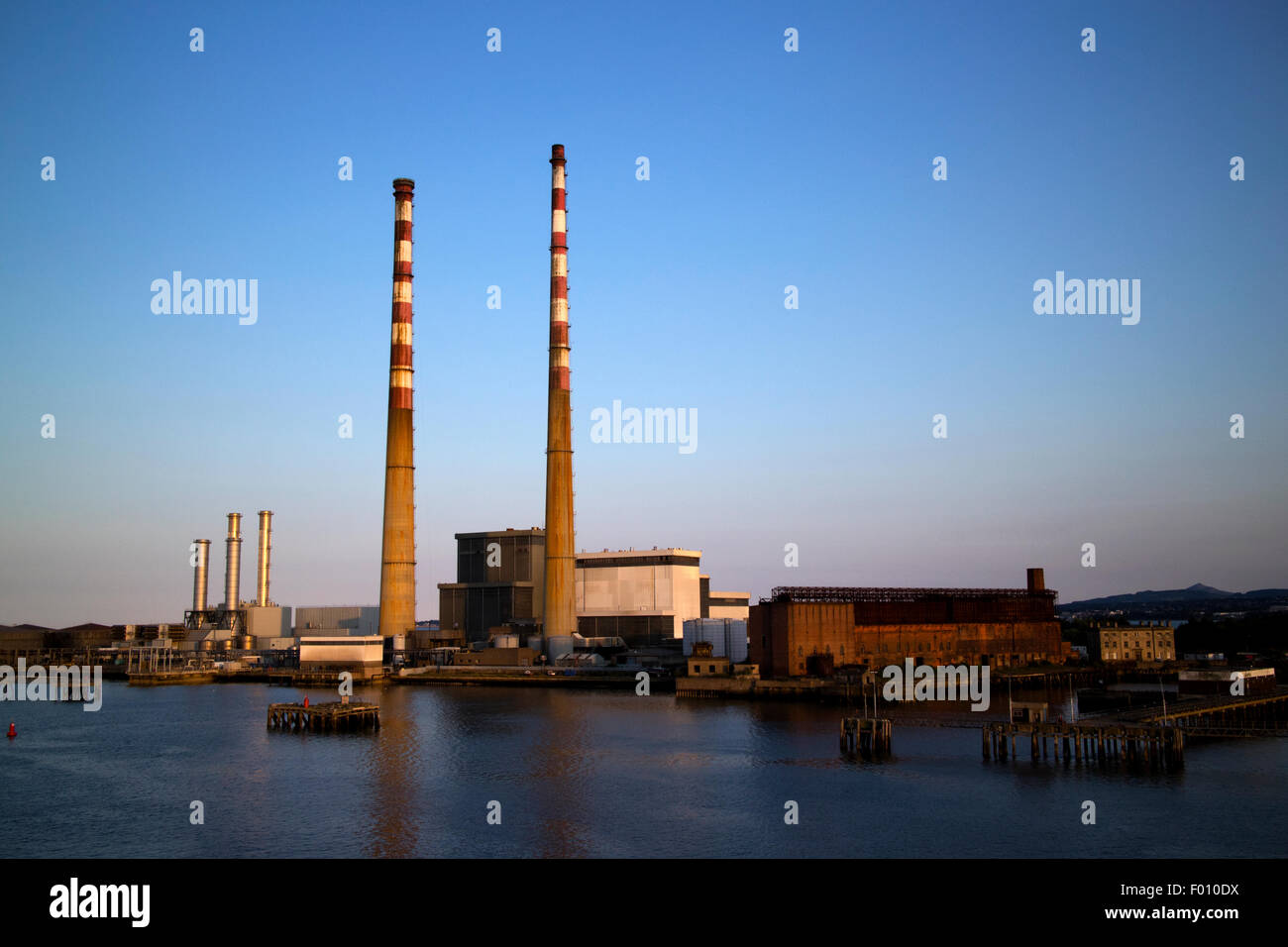 Central eléctrica poolbeg y antigua estación generadora de palomares puerto de dublín república de Irlanda Foto de stock