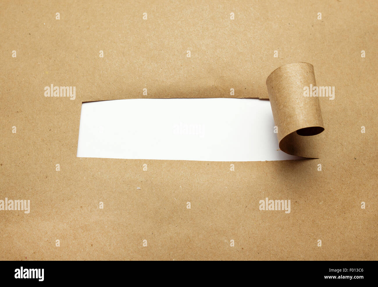Rasgado de papel marrón con espacio en blanco. Foto de stock