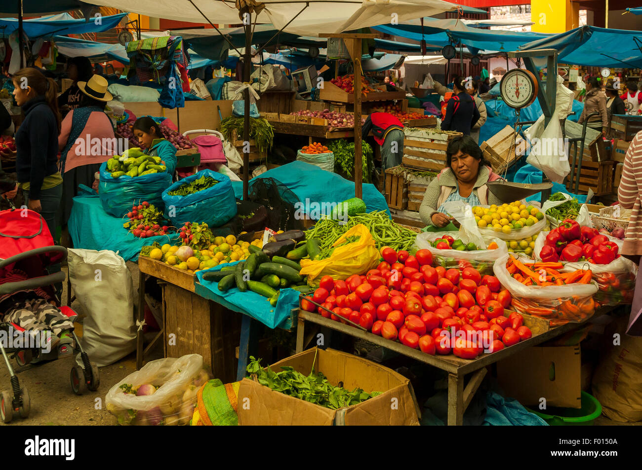 Mercado Dominical en Urubamba, Valle Sagrado, Perú Foto de stock