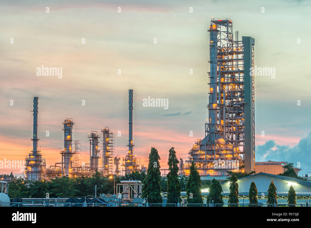 La refinería de petróleo y gas en la noche, Tailandia Foto de stock