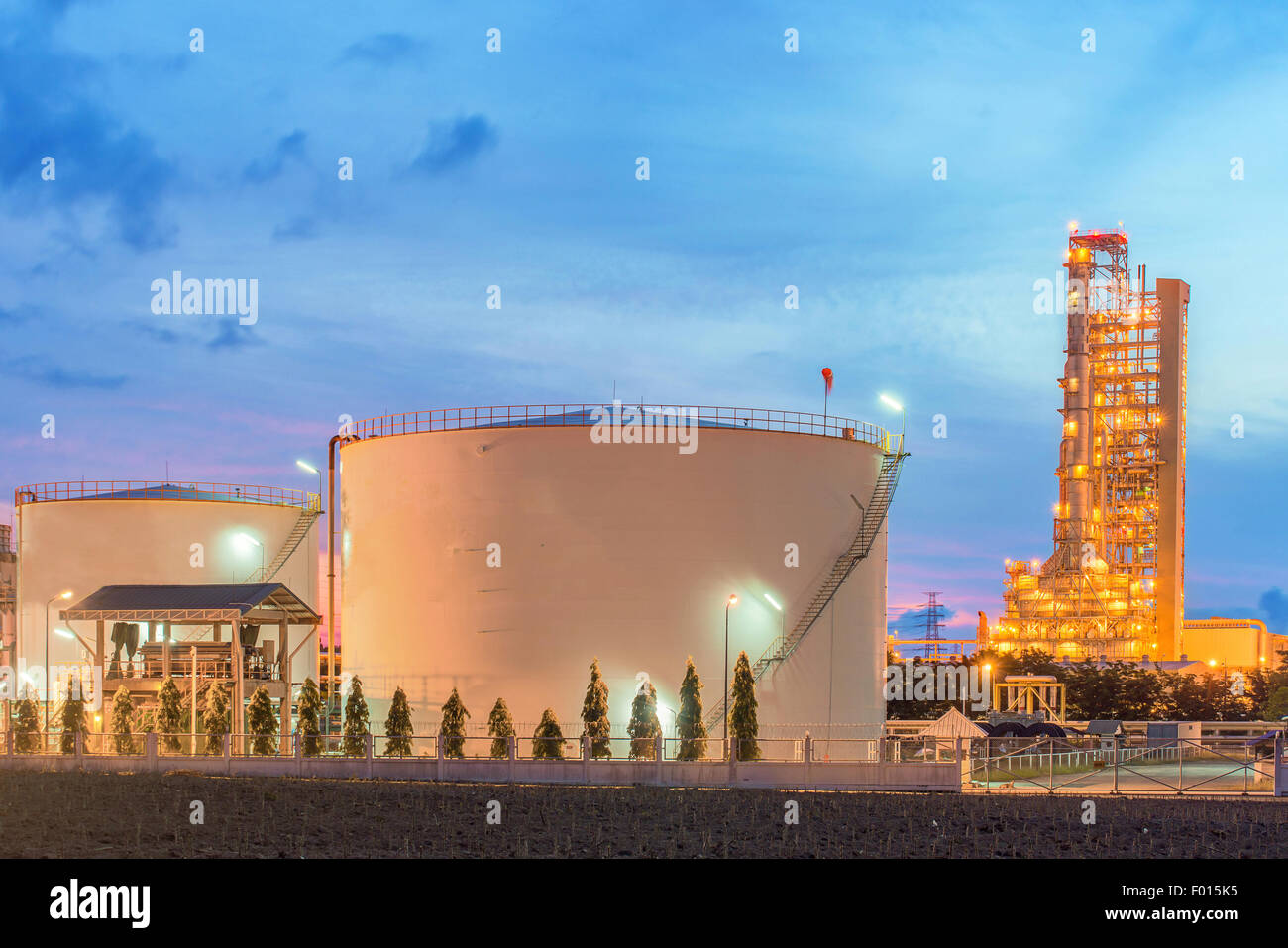 Panorama de la refinería de petróleo y tanques de almacenamiento en penumbra Foto de stock