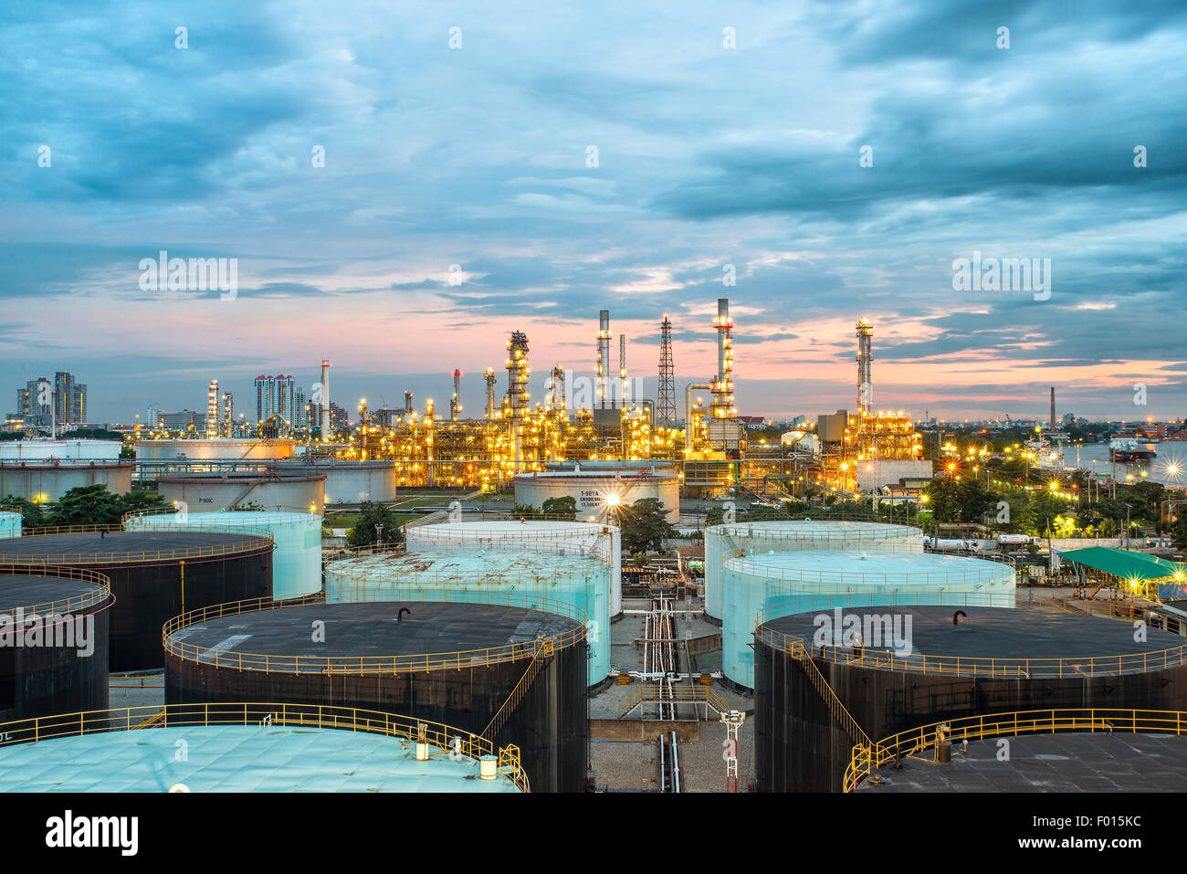 Refinería de petróleo en penumbra Foto de stock