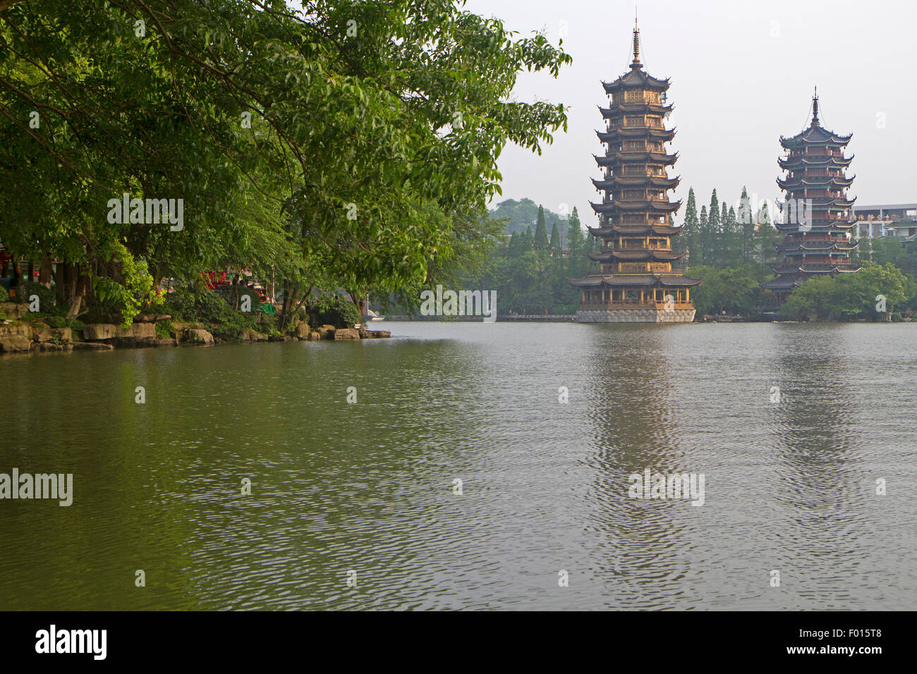 Las pagodas del sol y de la luna sobre el lago Shan Foto de stock