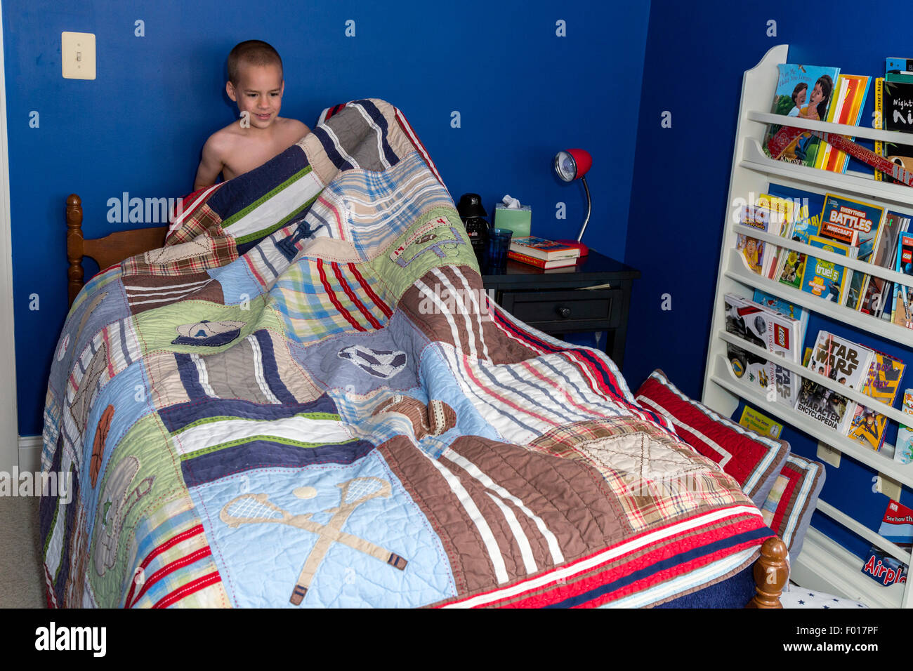 niño de 2 años que se relaja en la cama en un dormitorio escandinavo en la  cama Fotografía de stock - Alamy