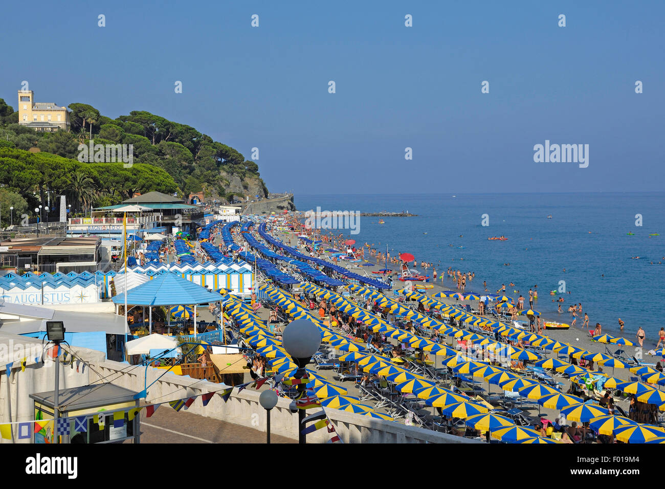 La playa de di Celle Ligure Riviera di Ponente Ligure Italia,Europa Foto de stock