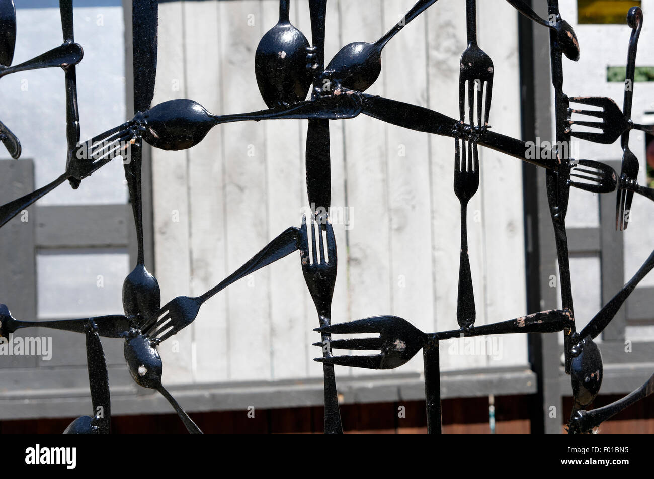 Escultura hecha con metal reciclado, tenedores, cucharas y cuchillos  Fotografía de stock - Alamy