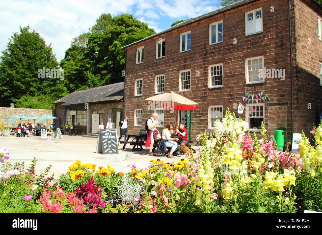 Los visitantes pueden relajarse por las tiendas y cafés a Sir Richard Arkwright's Cromford Mills complex, Matlock, Derbyshire, Inglaterra Foto de stock