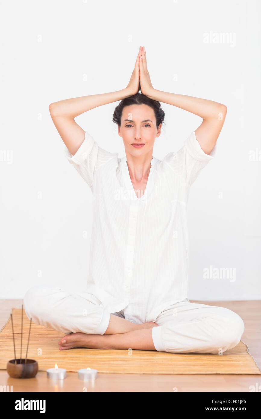 Una mujer en una posición de meditación Foto de stock