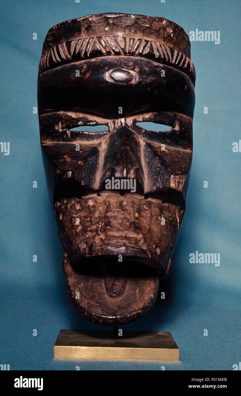Máscara de baile de madera con mandíbula articulada utilizada por el pueblo Guere, el arte de la Costa de Marfil. Foto de stock