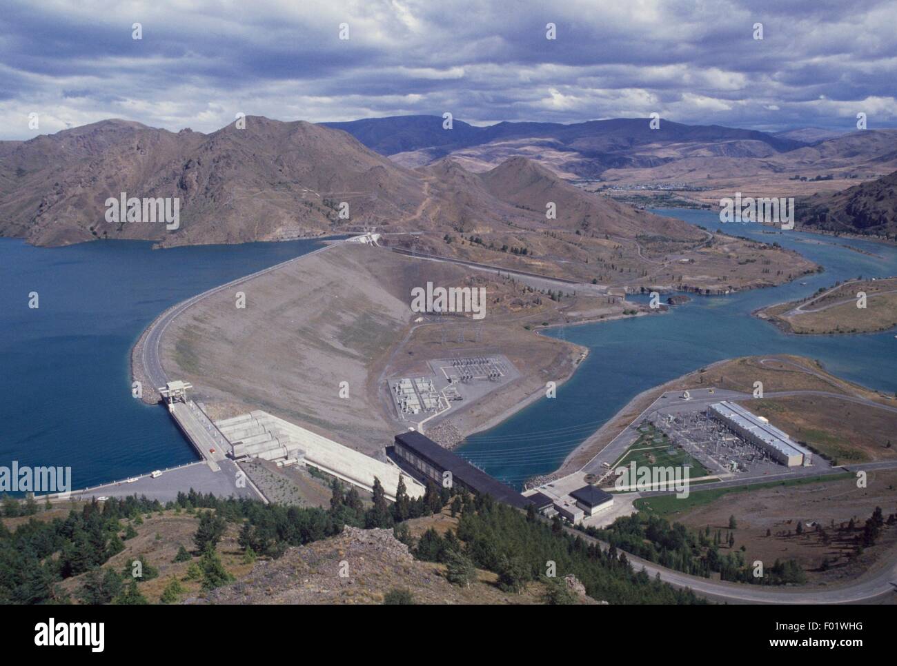 Lago Benmore, creada artificialmente por una presa que alimenta una combinación de energía hidroeléctrica, Isla del Sur, Nueva Zelanda. Foto de stock