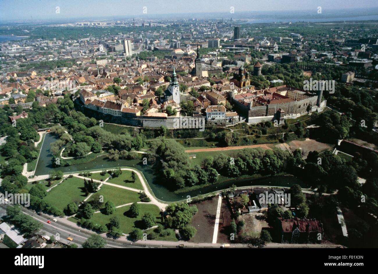 Vista aérea de la Ciudad Vieja de Tallin y sus murallas, 14TH-16th siglo (Lista de Patrimonio Mundial de la UNESCO, 1997) - Estonia. Foto de stock