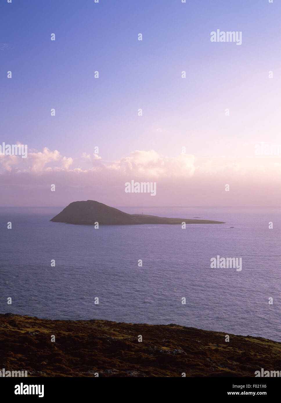 Vistas Bardsey sonido desde Mynydd Mawr cerca de Aberdaron, Lleyn, Gwynedd, mostrando el distintivo slug-como perfil de la isla Bardsey (Ynys Enlli). Foto de stock