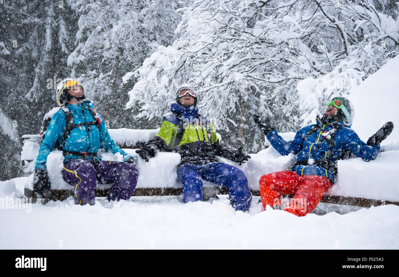 Retrato de 3 esquiadores disfrutar de intensas nevadas Foto de stock