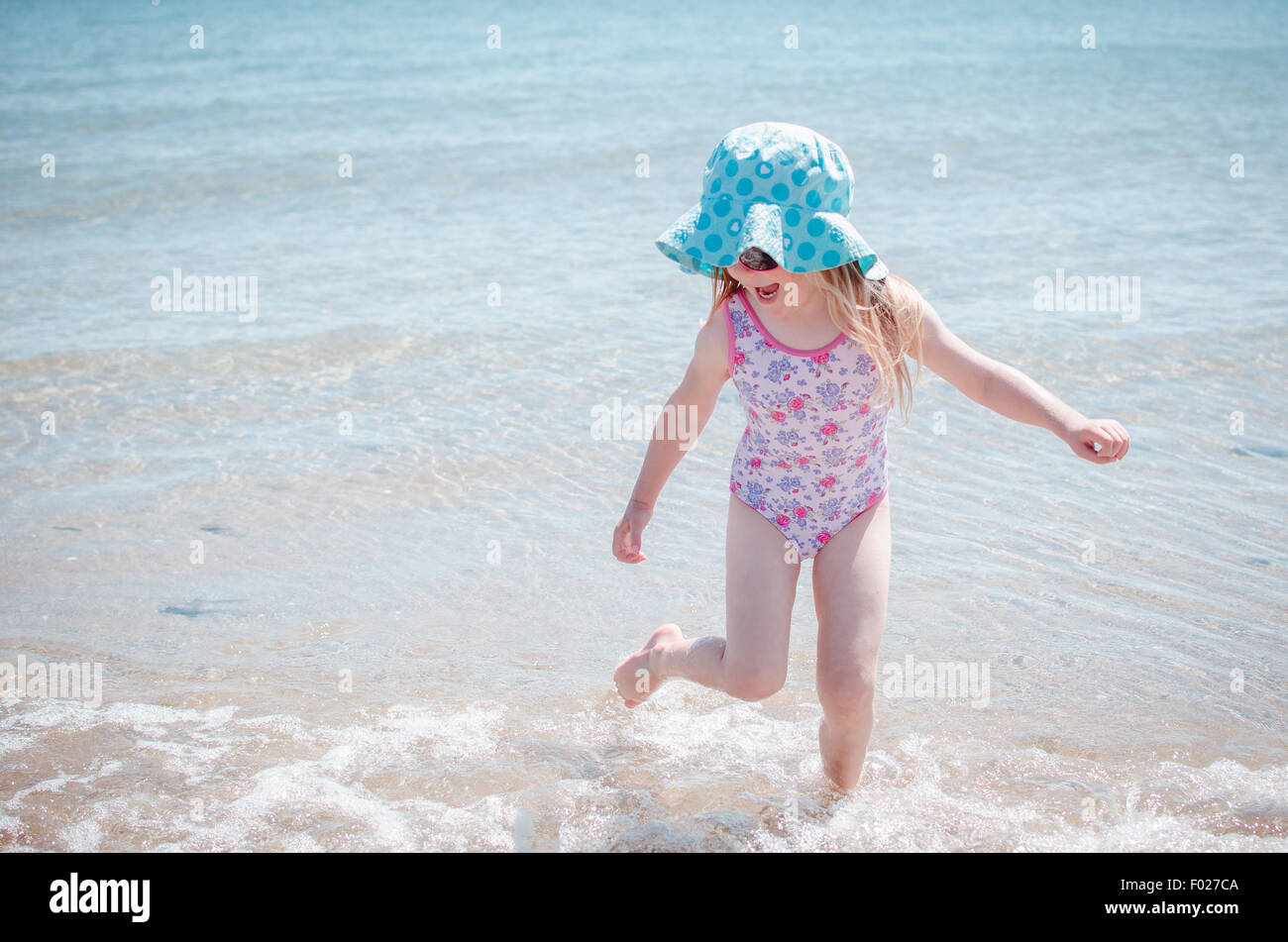Chica salpicaduras en el mar Foto de stock
