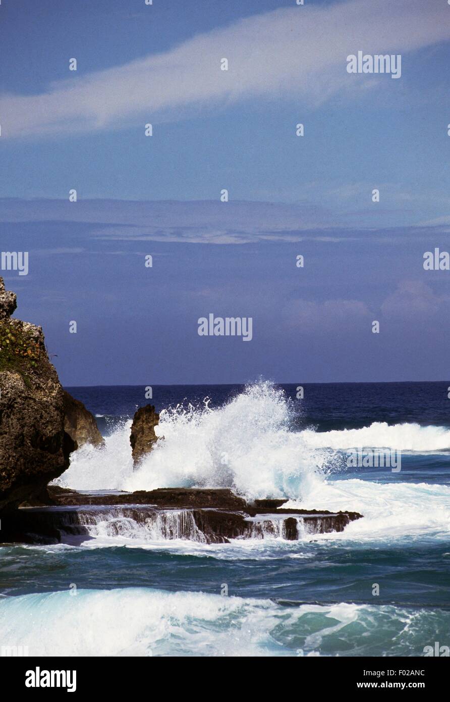 Las olas que rompen en la costa rocosa, Puerto Rico. Foto de stock