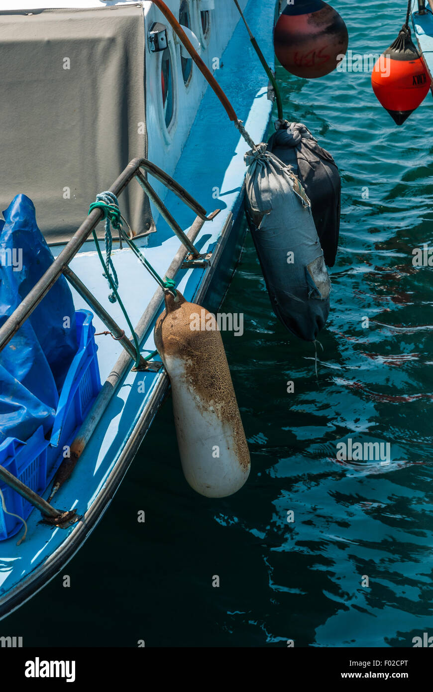 Viejo colgando de las boyas a bordo del barco de pesca Fotografía de stock  - Alamy