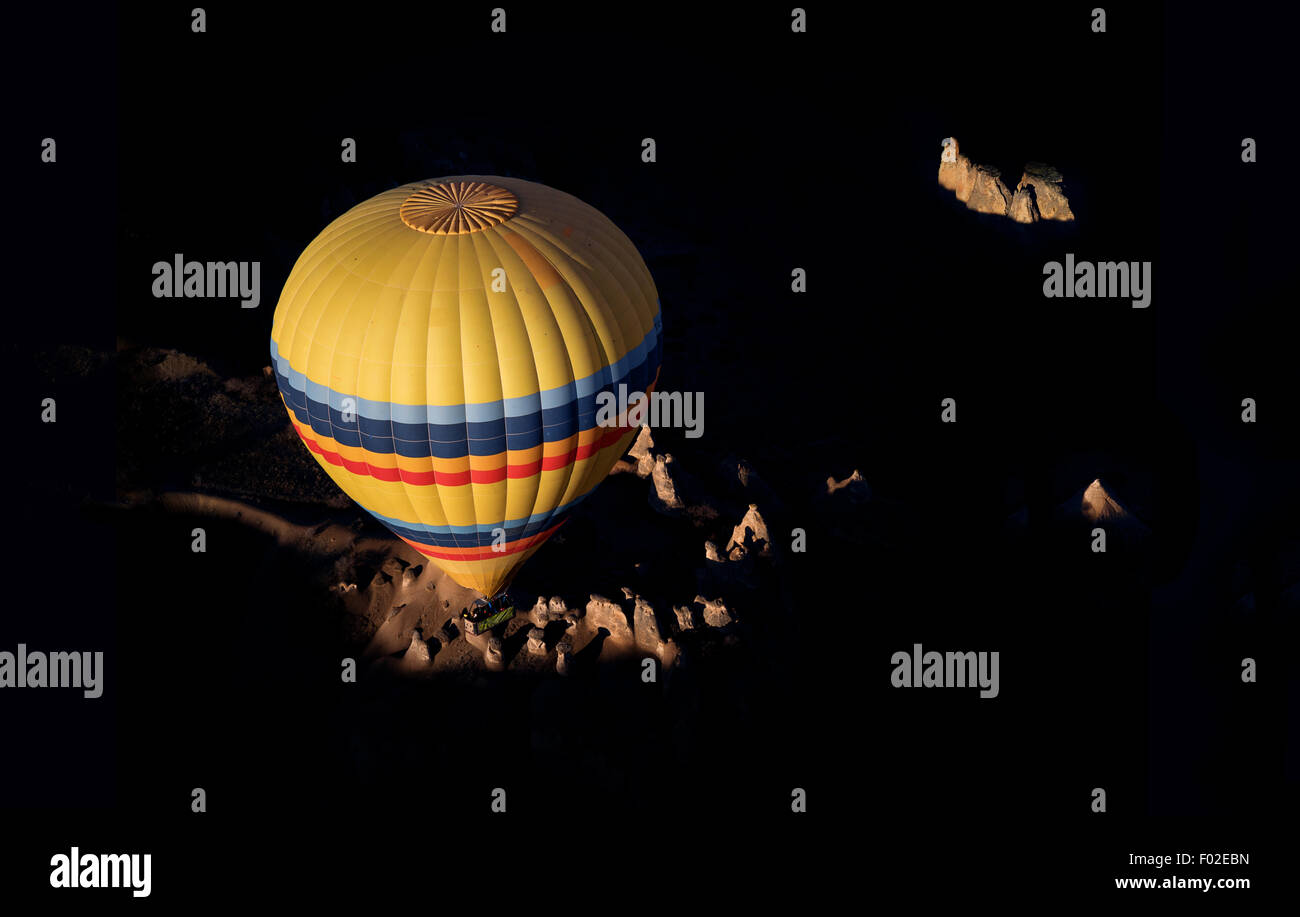Vista aérea de un globo de aire caliente por la noche encima de Cappadocia, Turquía Foto de stock