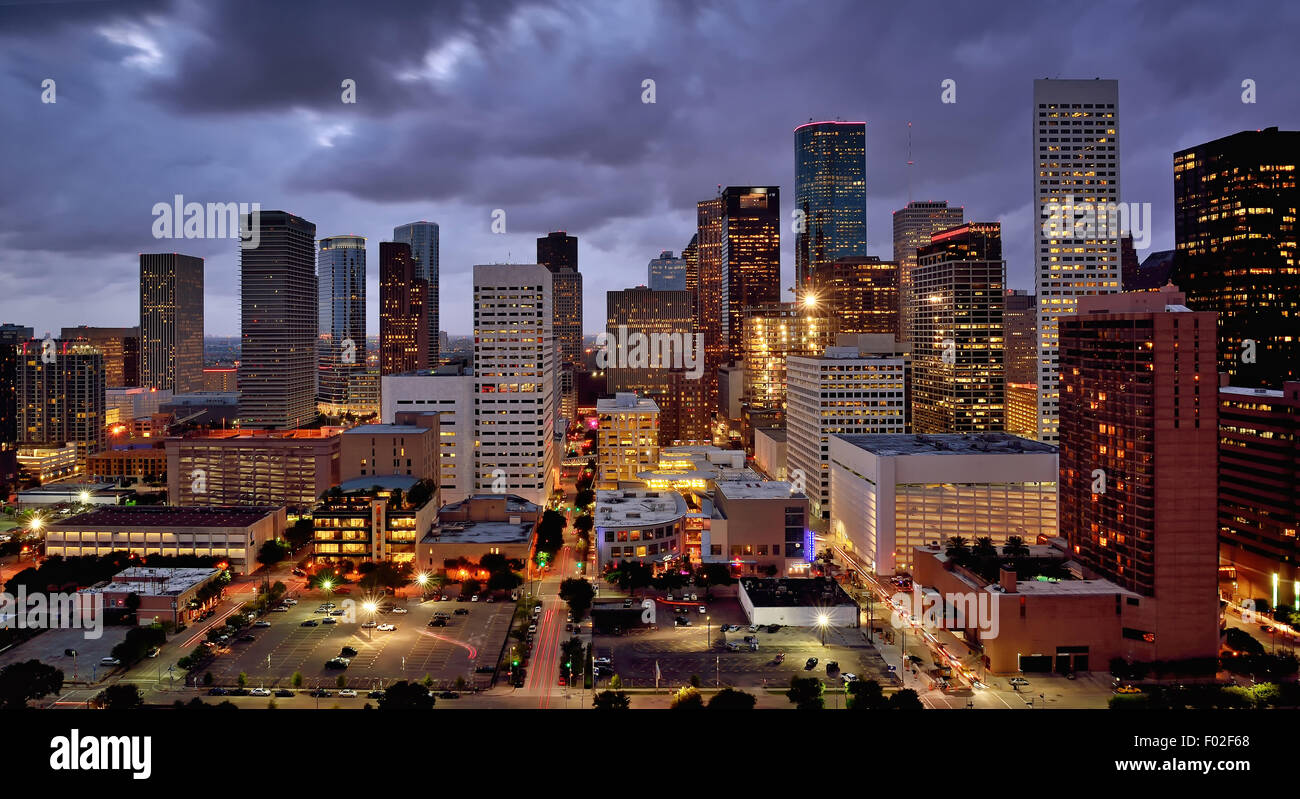 Altos edificios iluminados por la noche, Houston, EE.UU. Foto de stock