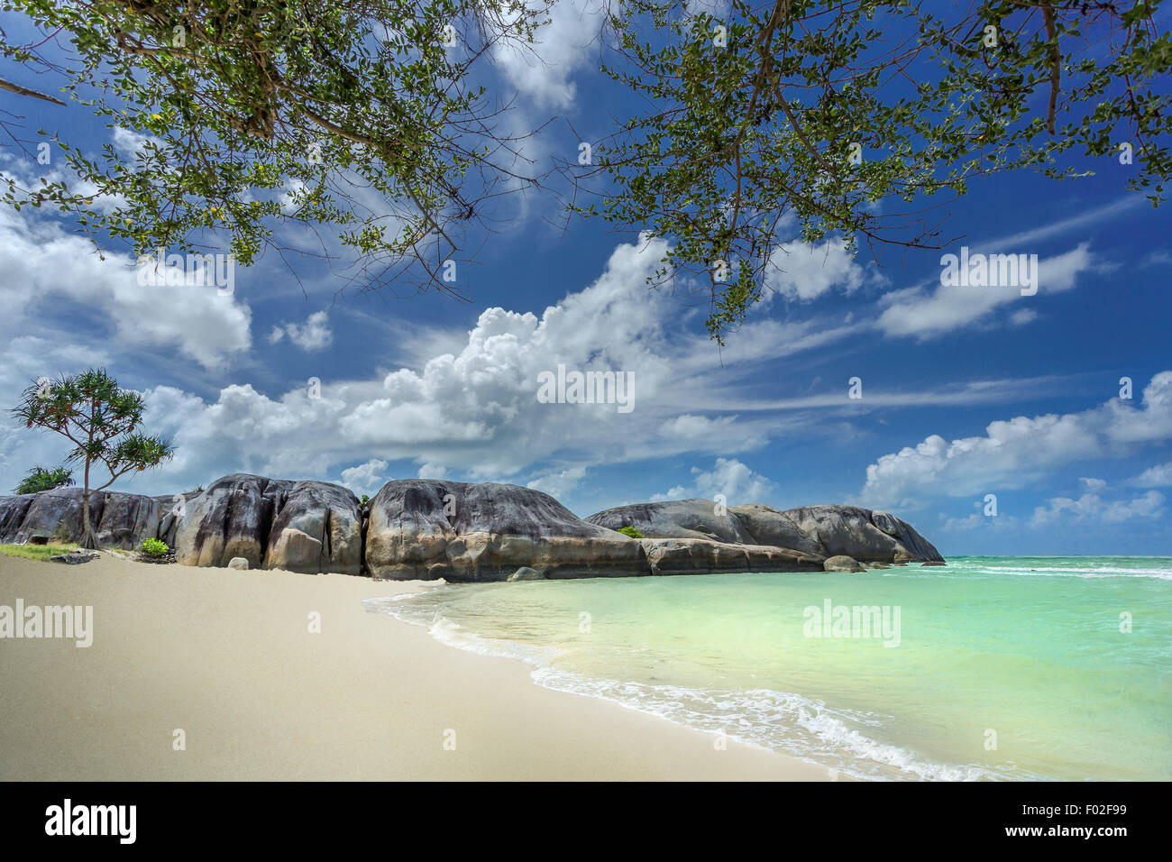 Las rocas de granito, sobre la playa, Belitung Isla Kepulauan Banka Belitung, Indonesia Foto de stock