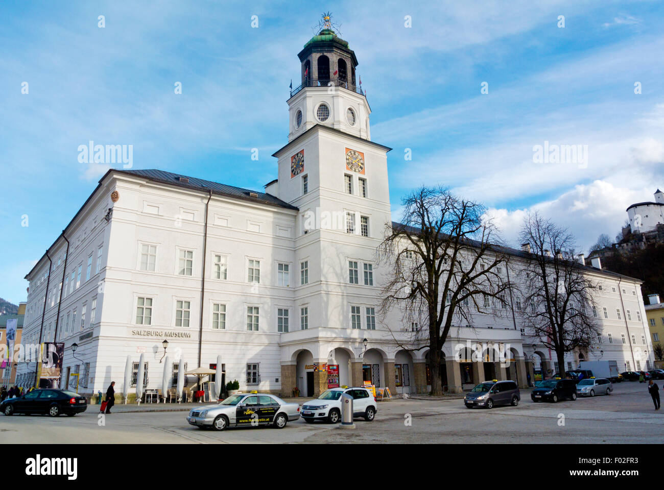 Neue Residenz, palacio museo de la ciudad de viviendas, con el Salzburger Glockenspiel, la torre del reloj, el Altstadt, el casco antiguo de Salzburgo, Austria Foto de stock