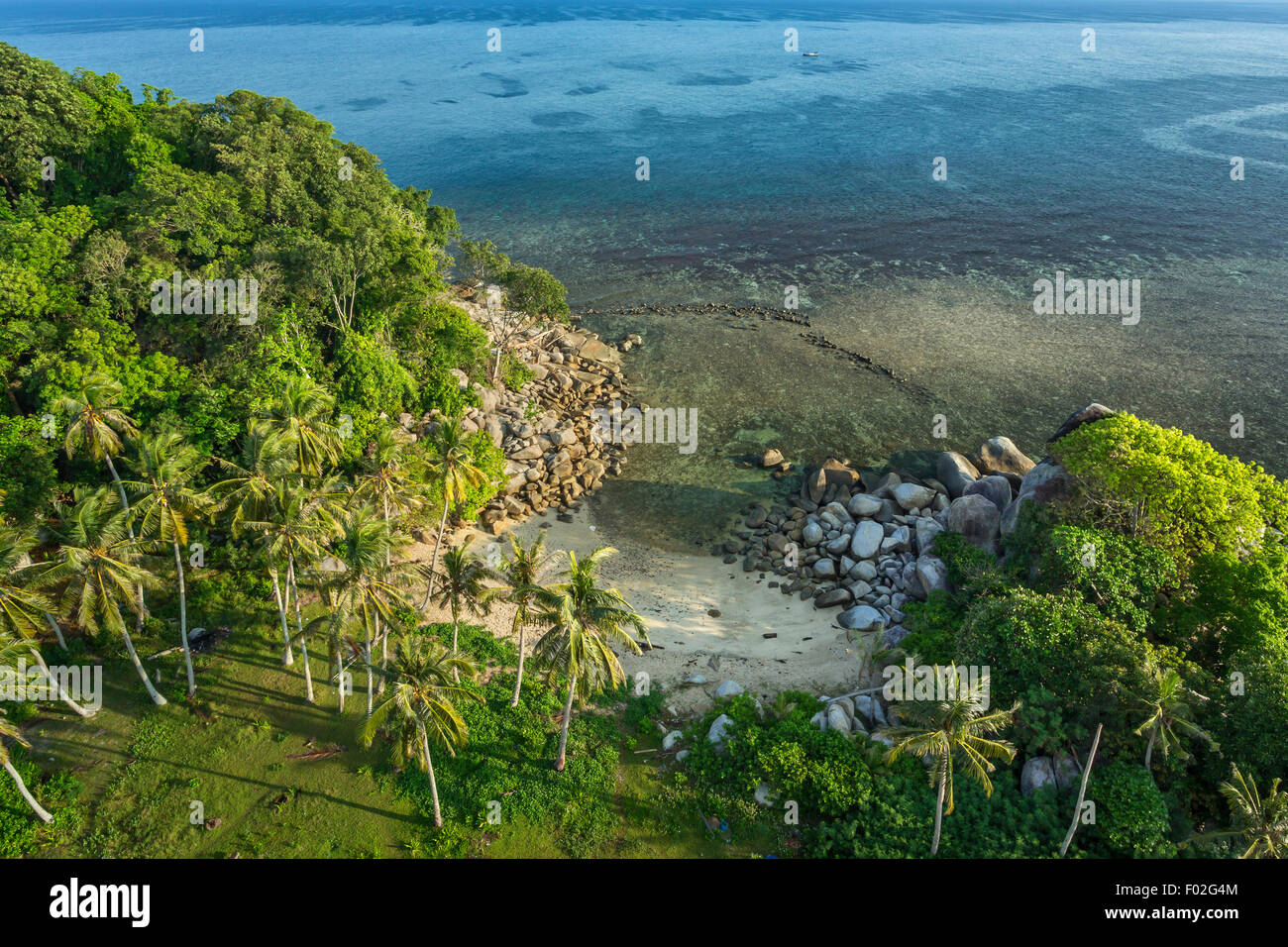 Vista elevada de playa, en la isla de Belitung, Indonesia Foto de stock