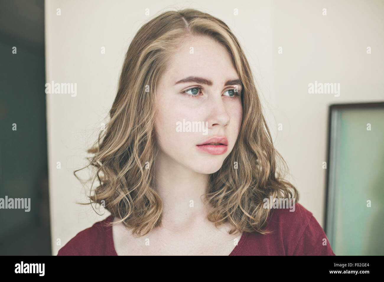 Retrato de una joven mujer mirando lateralmente Foto de stock