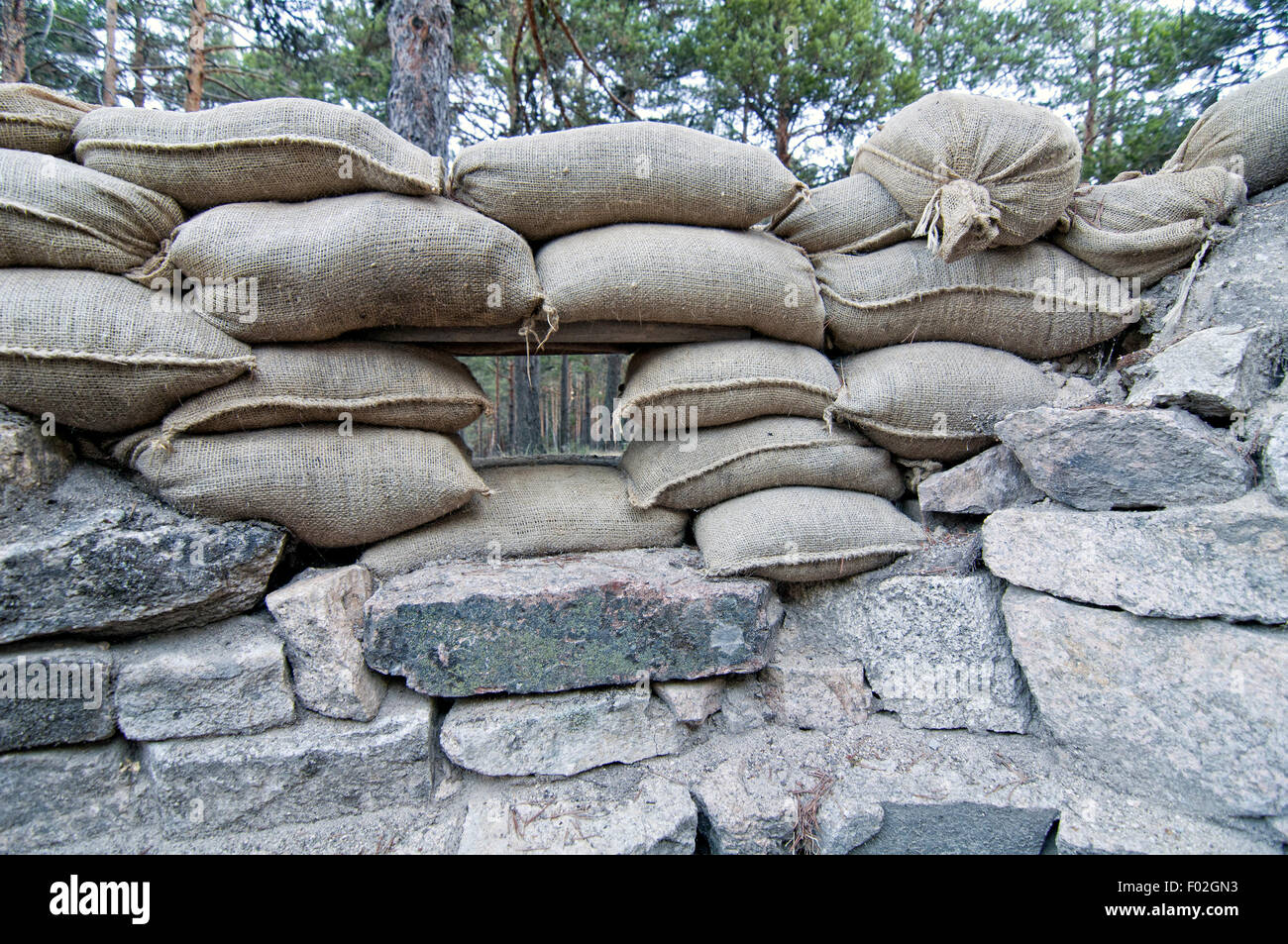 Trincheras con sacos de arena apilada utilizada como defensa en la guerra  civil española en Valsaín. España Fotografía de stock - Alamy