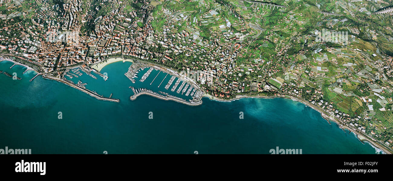 Vista aérea de San Remo - provincia de Imperia, Región de Liguria, Italia Foto de stock