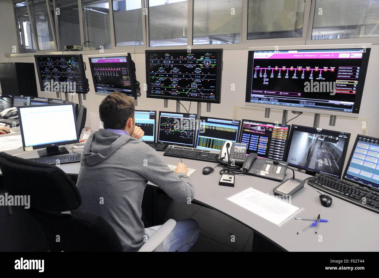 Milán (Italia), la sala de control de la línea 5 de metro automatizada Foto de stock