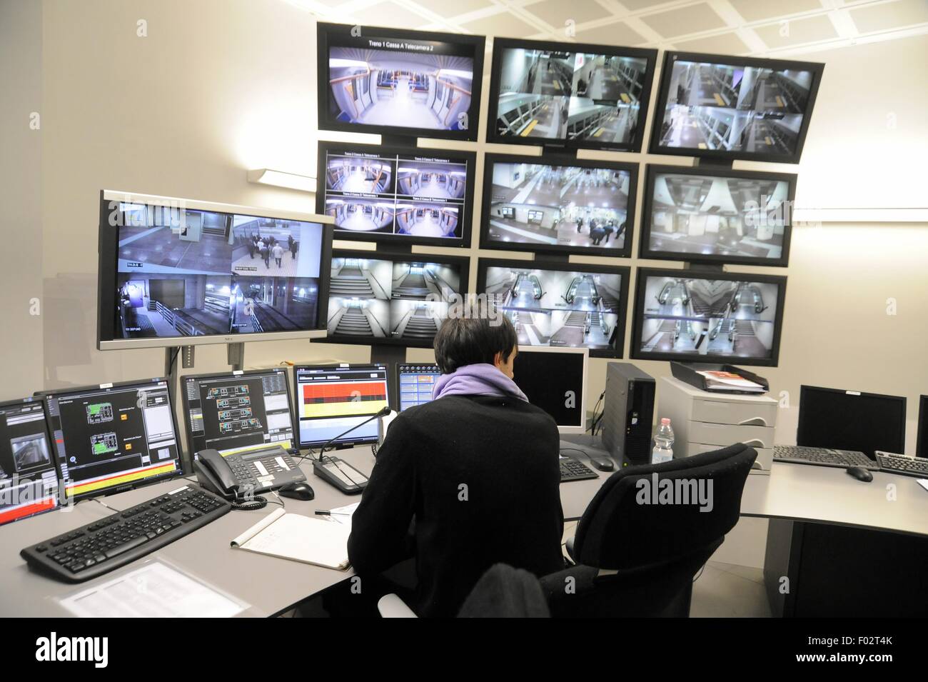 Milán (Italia), la sala de control de la línea 5 de metro automatizada Foto de stock