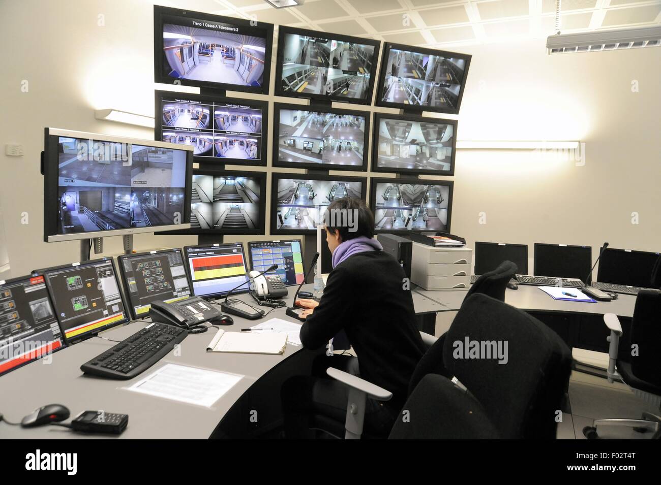 Milán (Italia), la sala de control de la línea 5 de metro automatizada Foto de stock