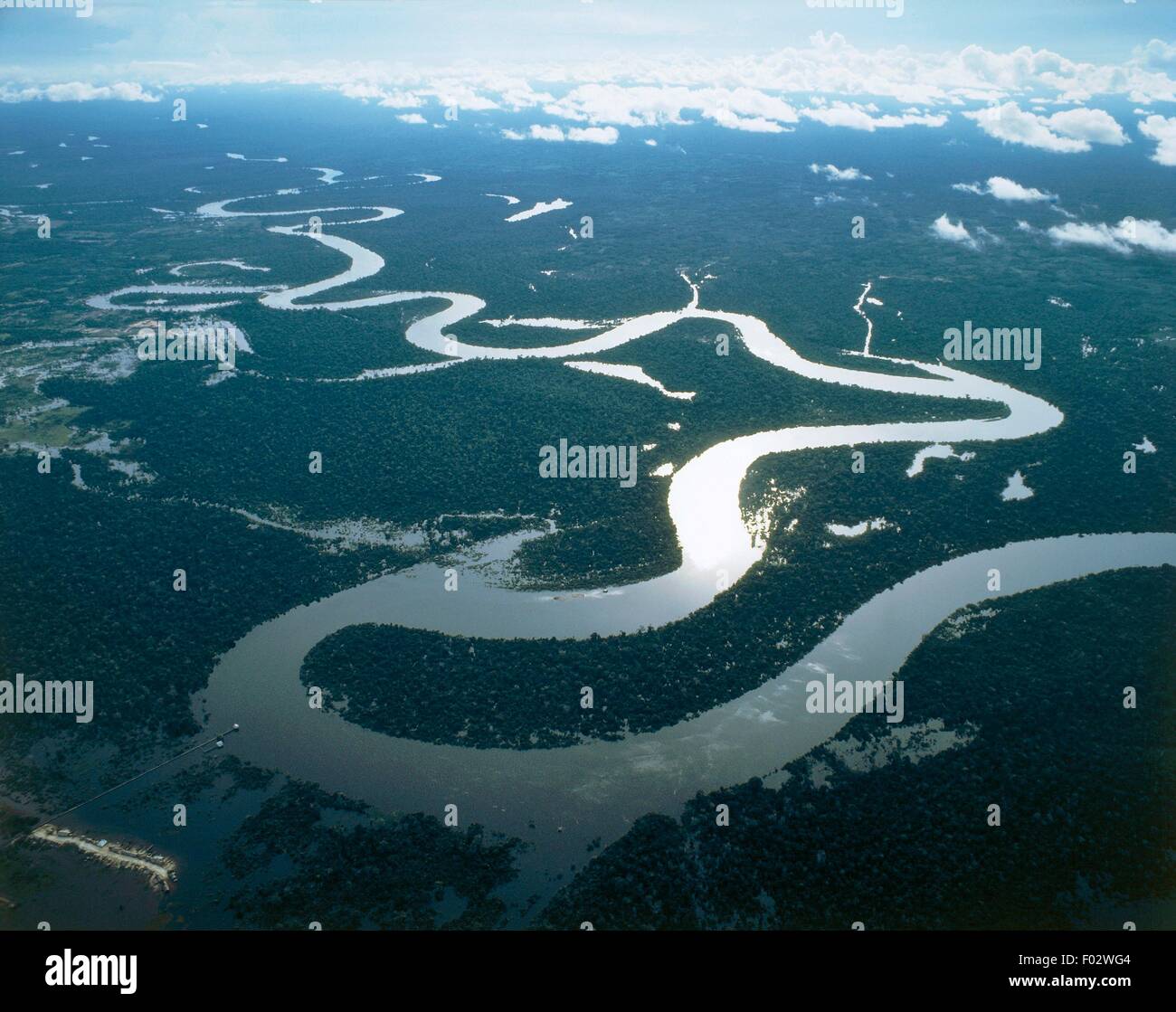 Vista aérea del Río Amazonas cerca de Iquitos, región Loreto, Perú ...