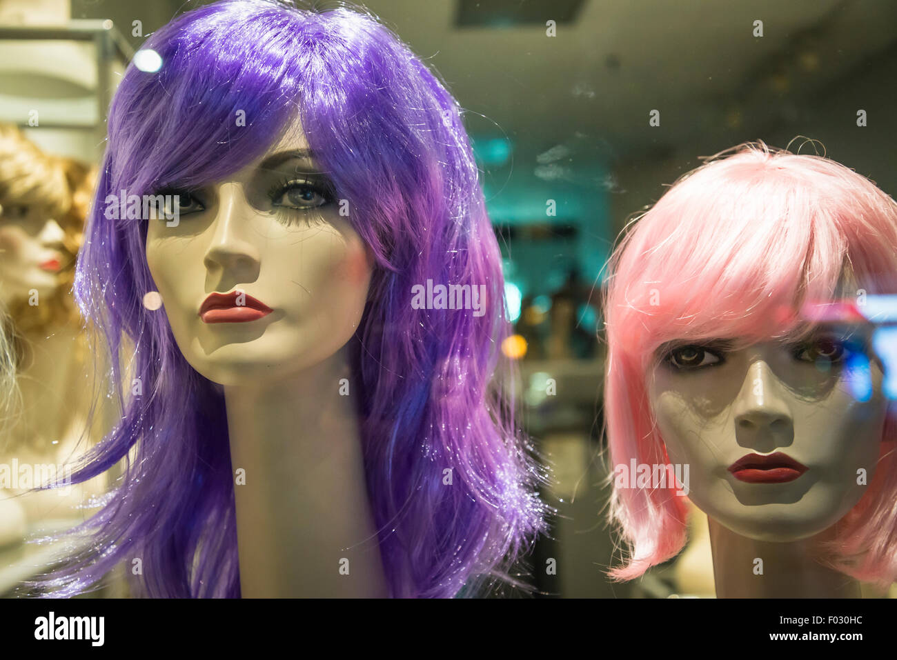 Dos maniquíes con pelucas Foto de stock