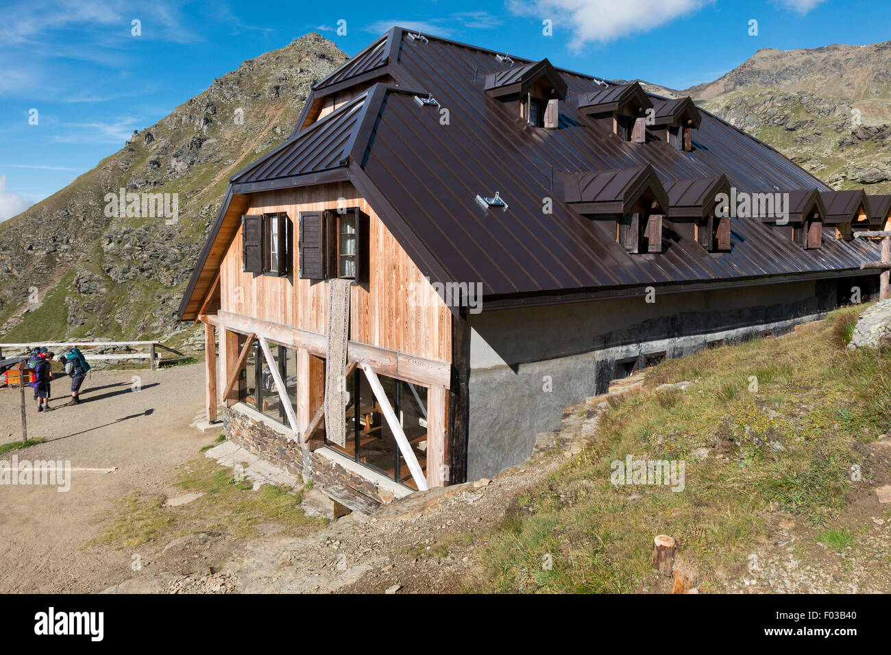 Italia, Trentino, Alpes, el Parque Nacional de Stelvio, excursionistas en Lago Corvo Hut , 2425 m Foto de stock