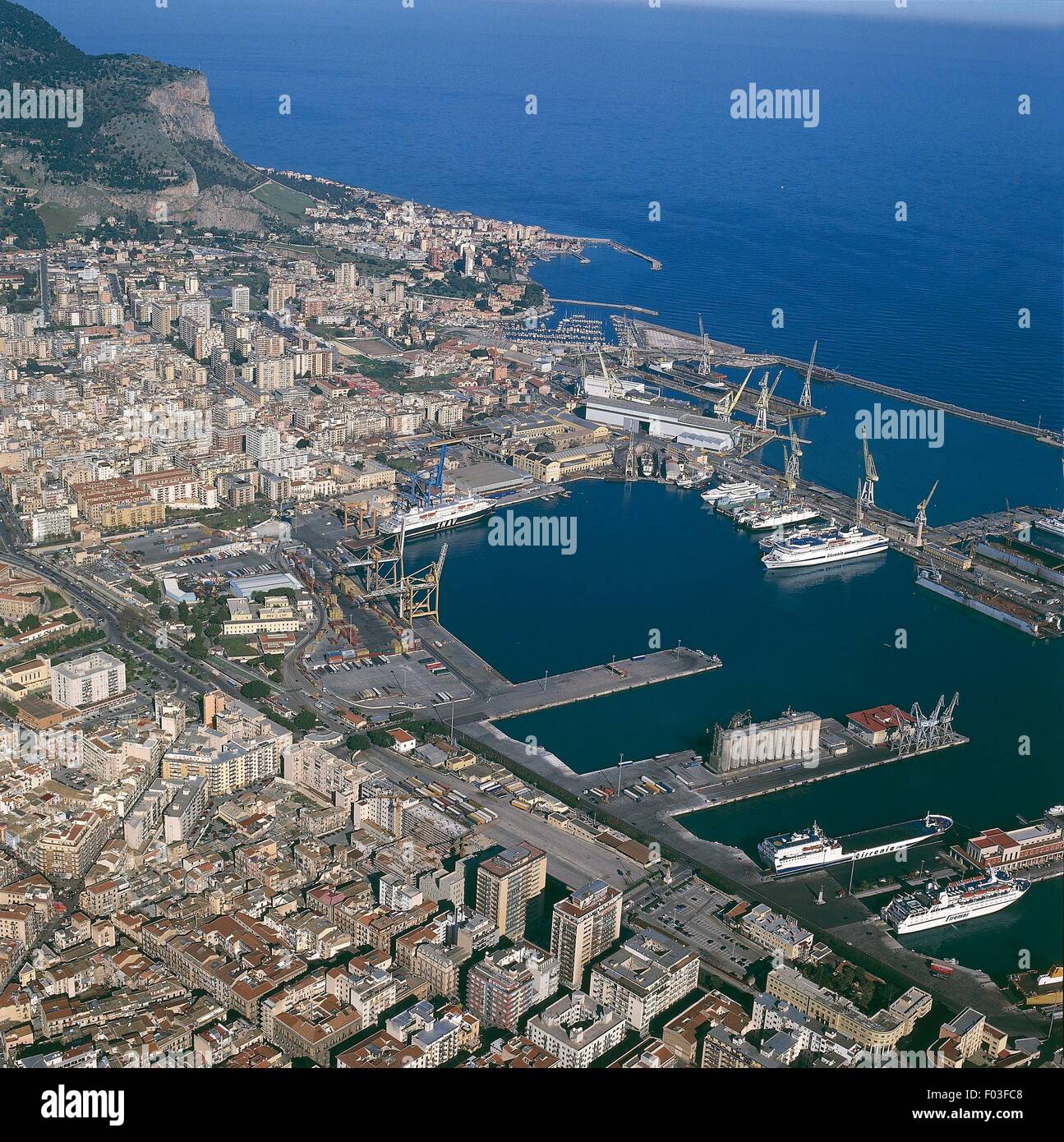 Vista aérea de Palermo y su puerto - Región de Sicilia, Italia Fotografía  de stock - Alamy