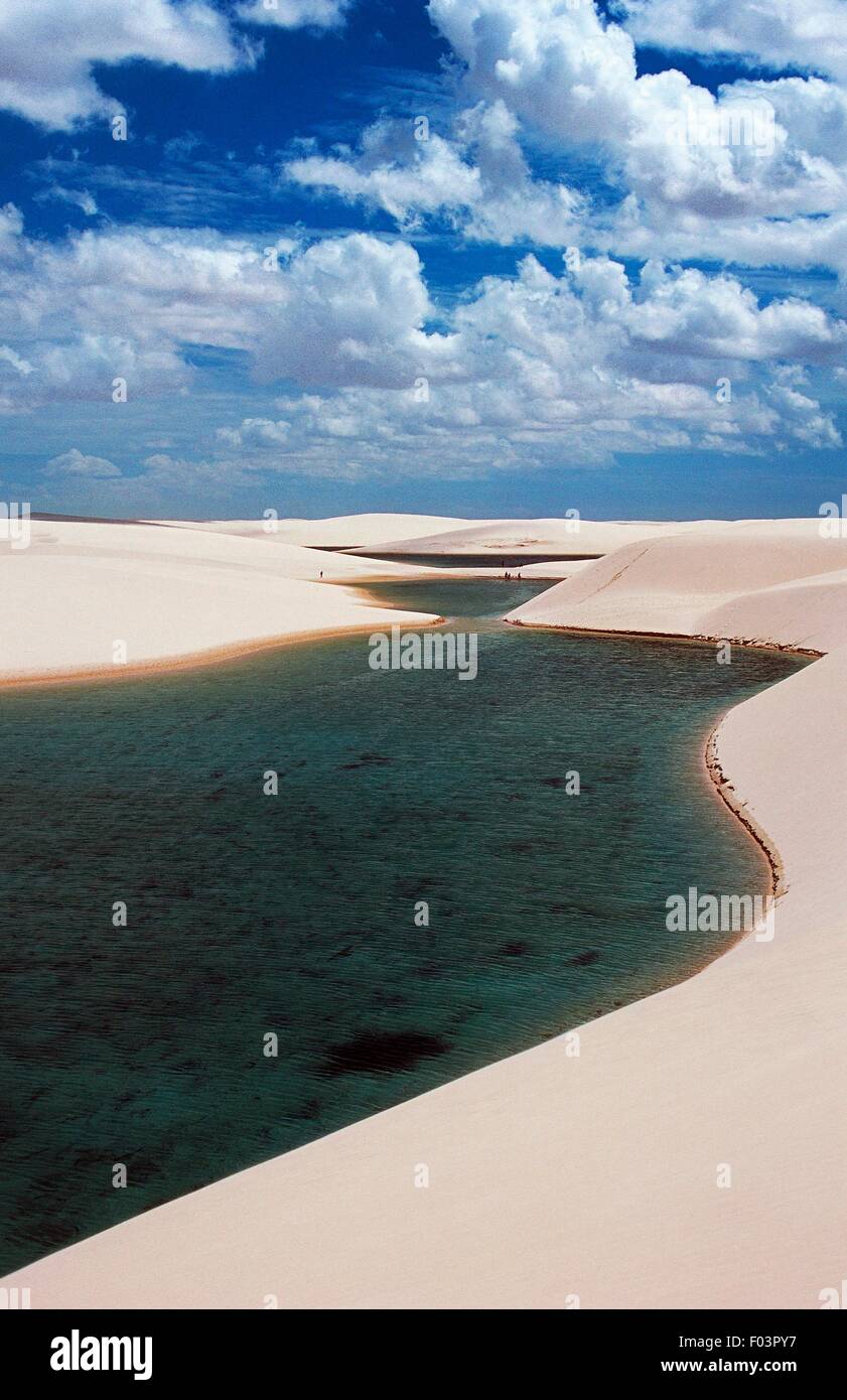 Las dunas de arena conocidas como sábanas blancas (lencois) y lagos de agua  dulce de colores cambiantes, formado por precipitación, Lencois Maranhenses  National Park, Estado de Maranhao, Brasil Fotografía de stock -