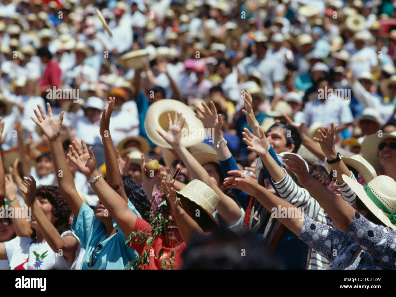 Arrojando regalos al público durante las celebraciones de la Guelaguetza,  festival, Oaxaca, México Fotografía de stock - Alamy