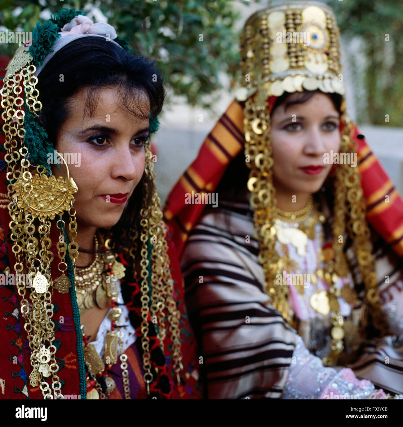 Las mujeres vestidas con trajes tradicionales y joyas bereberes, Túnez  Fotografía de stock - Alamy