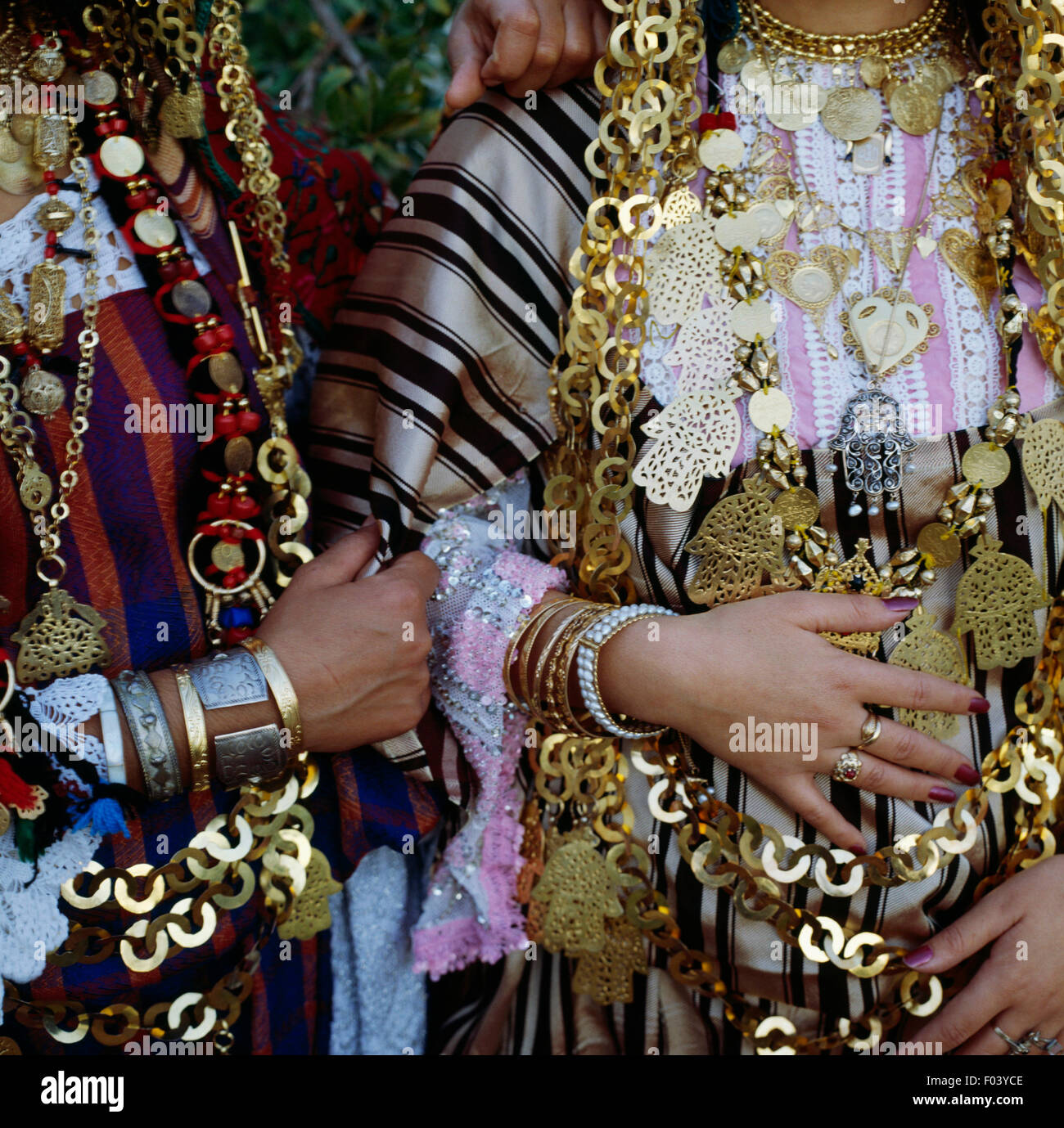 Las mujeres vestidas con trajes tradicionales y una joyería bereber, detalle las Túnez Fotografía de stock - Alamy