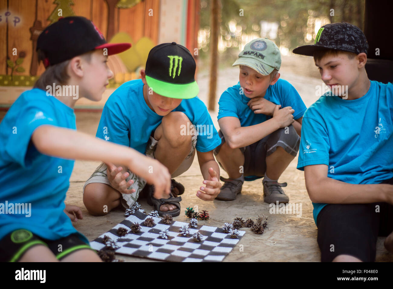 Boy Scouts jugando a juegos mesa en el campamento de entrenamiento scout ucraniano, de Kiev, Ucrania Fotografía de stock Alamy